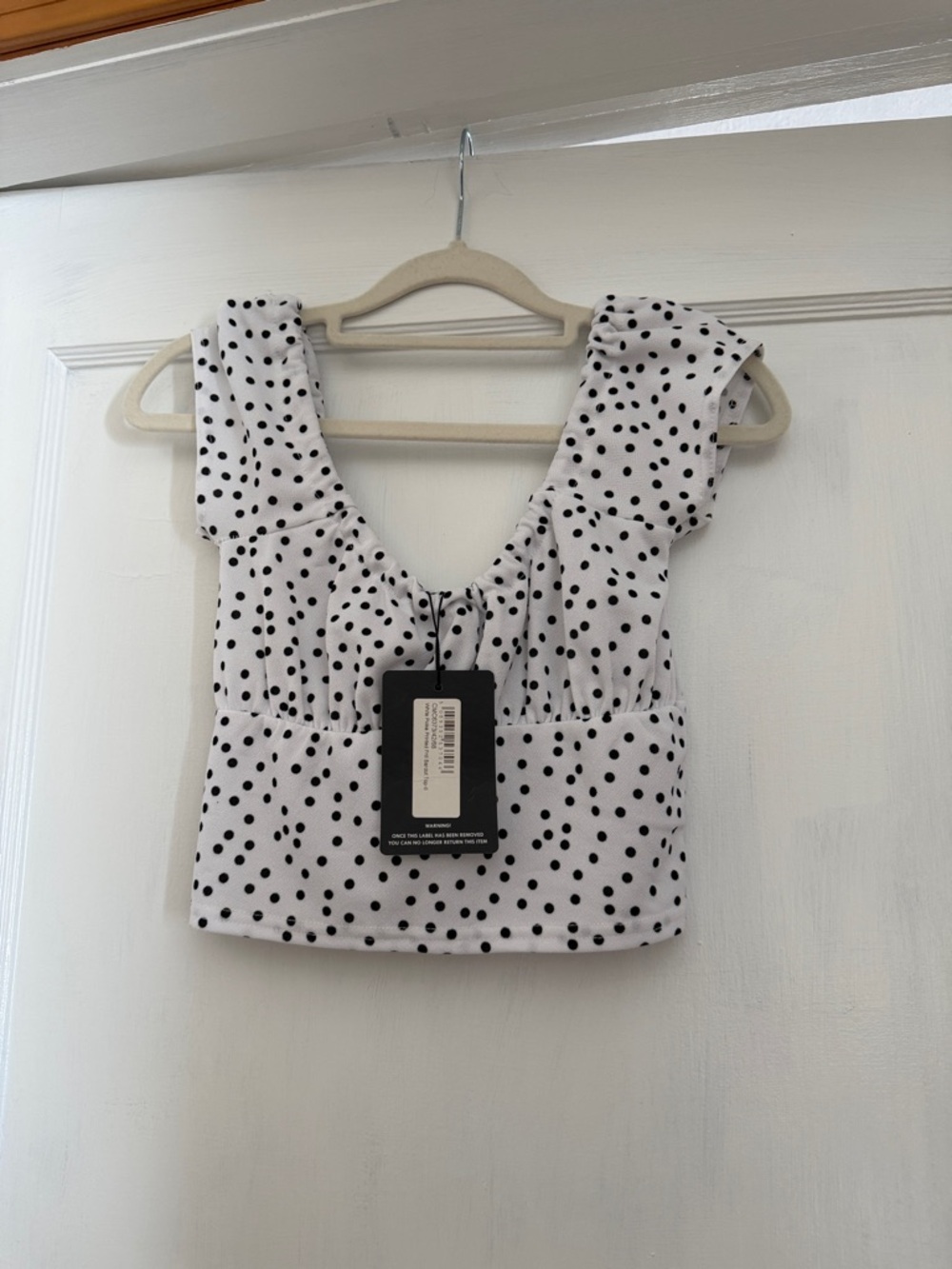 PrettyLittleThing White and Black Polka Dot V-Neck Crop Top